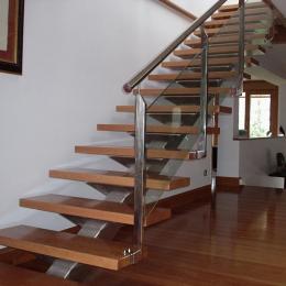 Escalera de inox y barandilla inox-vidrio